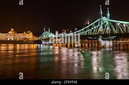 Freiheitsbrücke über die Donau bei Nacht, Budapest Stockfoto