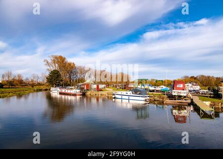 Northampton Boat Club auf dem Fluss Nene an einem sonnigen samstagabend im Frühjahr, Nene Valley, Northamptonshire, England, Großbritannien. Stockfoto