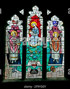 Ein modernes Buntglasfenster mit den Heiligen Nikolaus und Cuthbert sowie Madonna und Kind von Harry Harvey, St. Mary's Church, Leake, North Yorkshire Stockfoto
