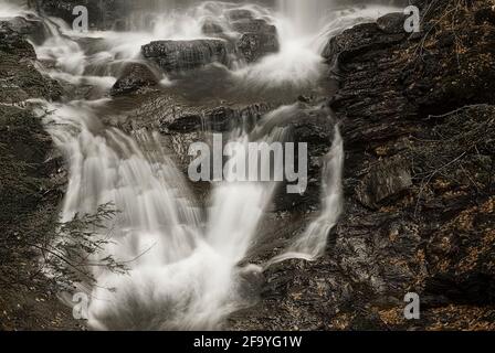 Eine Langzeitansicht der Moss Glen Falls, einem Wasserfall in Vermont, USA. Stockfoto