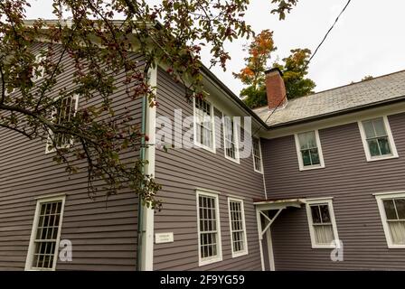 Ein lila/graues Klappbretthaus im Canterbury Shaker Village, New Hampshire, USA. Stockfoto