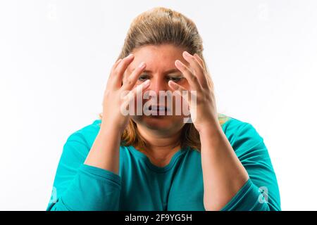 Portrait von Fettsäuren frustrierten Frau gegen den weißen Hintergrund Stockfoto