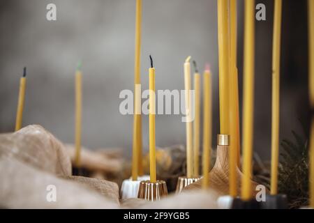 Tischgedecke mit handgefertigten Kerzen auf Leinentischdecke und Holz Accessoires in Erdtönen Boho-Stil Stockfoto