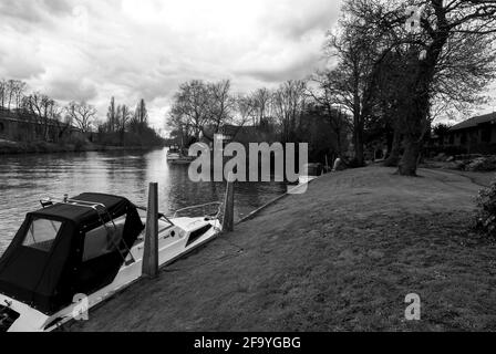 Ein Boot, das in der Nähe von Church Island an der Themse, Staines, Großbritannien, festgemacht ist. S/W Stockfoto