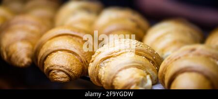 Nahaufnahme von leckeren Croissants, die mit Sesam bestreut sind Stockfoto