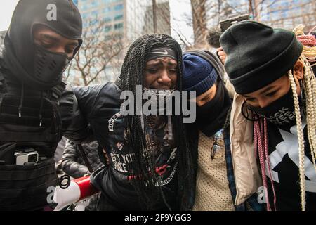 Menschen reagieren auf das Derek Chauvin-Gerichtsurteil vor dem Hennepin County Courthouse am 20. April 2021 in Minneapolis, Minnesota. Foto: Chris Tuite/imageSPACE Stockfoto