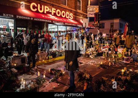 Jeanelle Austin, die Hausmeisterin von George Floyds Memorial, beobachtet ein Feuerwerk nach dem Derek-Chauvin-Prozess-Urteil am George Floyd Square, der Ecke 38th Street und Chicago Avenue am 20. April 2021 in Minneapolis, Minnesota. Foto: Chris Tuite/imageSPACE Stockfoto