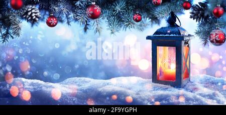 Weihnachtslaterne Auf Schnee Mit Verschneiten Tannenzweigen Und Kugeln Stockfoto