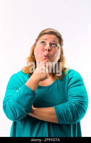 Close-up, junge Frau, die sich gegen den weißen Hintergrund Stockfoto