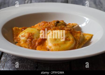 Hausgemachte Ravioli gefüllt mit Borretsch und Kartoffeln mit vegetarischen Kleidern Ragout Stockfoto