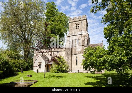 Die normannische Kirche St. James im Cotswold-Dorf Coln St Dennis, Gloucestershire, Großbritannien Stockfoto