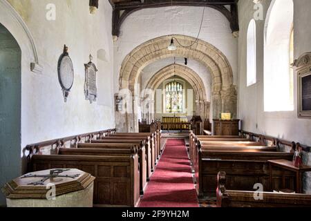 Die normannische Kirche St. James im Cotswold-Dorf Coln St Dennis, Gloucestershire, Großbritannien Stockfoto