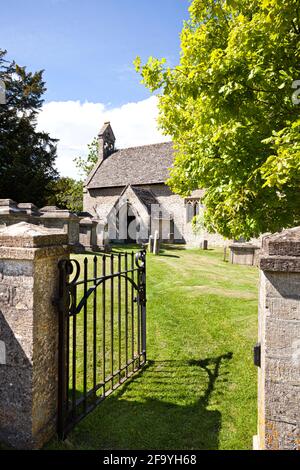 Die kleine normannische Kirche von St. Michael im Cotswold-Dorf Winson, Gloucestershire, Großbritannien Stockfoto