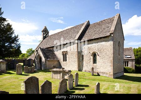 Die kleine normannische Kirche von St. Michael im Cotswold-Dorf Winson, Gloucestershire, Großbritannien Stockfoto