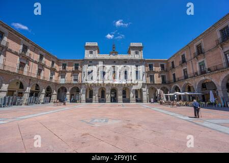 Rathaus und Restaurants von der Plaza del Mercado Chico Square. Avila, Castille und Leon, Spanien Stockfoto