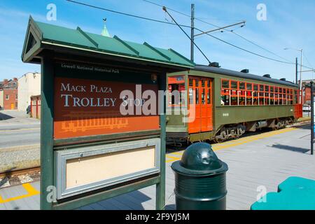 New Orleans Streetcar #966 am Mack Plaza Trolley Stop in Lowell National Historic Site an der Dutton Street in Downtown Lowell, Massachusetts, MA, USA. Stockfoto