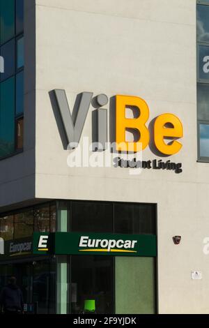 Vibe / VI Be Student living Logo auf einem Wohnblock. Cambridge Road, Kingston upon Thames KT1 3LA. VEREINIGTES KÖNIGREICH (123) Stockfoto