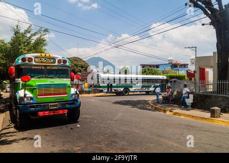 JUAYUA, EL SALVADOR - 3. APRIL 2016: Bunte Hühnerbusse, ehemalige Schulbusse der USA, im Dorf Juayua Stockfoto