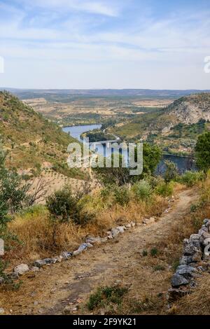 Ein mittelalterlicher Pfad, der zum Fluss Tejo führt. Vila Velha de Rodao, Portugal Stockfoto