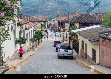 COPAN RUINAS, HONDURAS - 12. APRIL 2016: Gepflasterte Straßen im Dorf Copan Ruinas Stockfoto