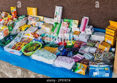 SAN MANUEL DE COLOHETE, HONDURAS - 15. APRIL 2016: Marktstand für Arzneimittel. Zweimal im Monat gibt es in diesem Dorf einen großen Markt. Stockfoto