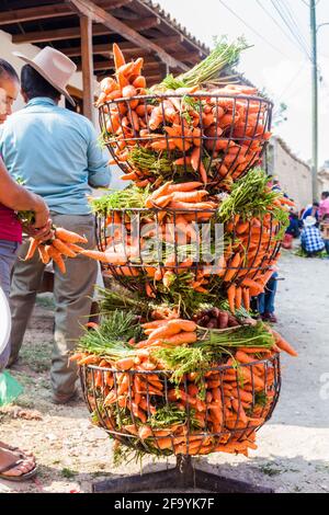 SAN MANUEL DE COLOHETE, HONDURAS - 15. APRIL 2016: Karotten an einem Marktstand. Zweimal im Monat gibt es in diesem Dorf einen großen Markt. Stockfoto