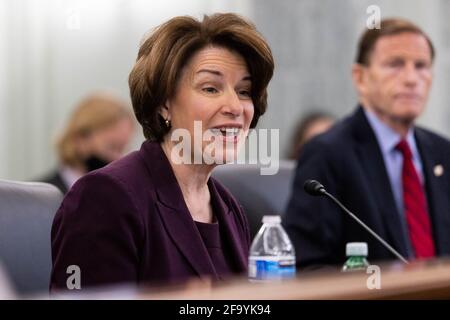 USA. April 2021. Senatorin Amy Klobuchar, D-MN, spricht während einer Anhörung des Senats für Handel, Wissenschaft und Transport über die Ernennung des ehemaligen Senators Bill Nelson, FL, zum NASA-Administrator, auf dem Capitol Hill in Washington, Mittwoch, den 21. April, 2021 (Foto von Pool/Sipa USA) Quelle: SIPA USA/Alamy Live News Stockfoto