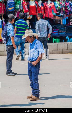 SAN MANUEL DE COLOHETE, HONDURAS - 15. APRIL 2016: Einheimische Ureinwohner auf einem Markt. Zweimal im Monat gibt es in diesem Dorf einen großen Markt. Stockfoto