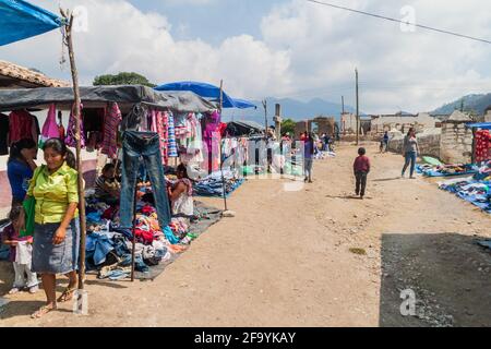 SAN MANUEL DE COLOHETE, HONDURAS - 15. APRIL 2016: Blick auf einen Markt. Zweimal im Monat gibt es in diesem Dorf einen großen Markt. Stockfoto