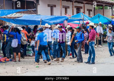 SAN MANUEL DE COLOHETE, HONDURAS - 15. APRIL 2016: Einheimische Ureinwohner auf einem Markt. Zweimal im Monat gibt es in diesem Dorf einen großen Markt. Stockfoto