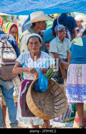 SAN MANUEL DE COLOHETE, HONDURAS - 15. APRIL 2016: Einheimische Ureinwohner auf einem Markt. Zweimal im Monat gibt es in diesem Dorf einen großen Markt. Stockfoto