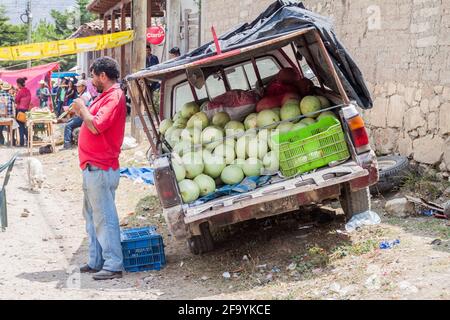 SAN MANUEL DE COLOHETE, HONDURAS - 15. APRIL 2016: Wassermelonenverkäufer auf einem Markt. Zweimal im Monat gibt es in diesem Dorf einen großen Markt. Stockfoto