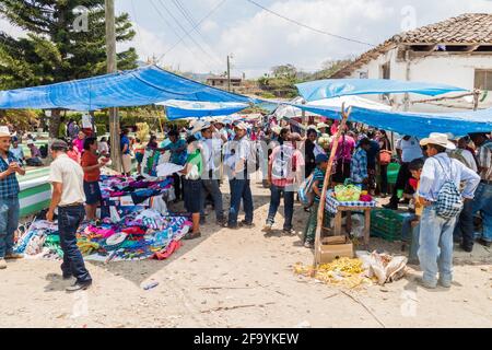 SAN MANUEL DE COLOHETE, HONDURAS - 15. APRIL 2016: Einheimische Ureinwohner auf einem Markt. Zweimal im Monat gibt es in diesem Dorf einen großen Markt. Stockfoto