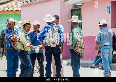 SAN MANUEL DE COLOHETE, HONDURAS - 15. APRIL 2016: Einheimische Ureinwohner auf der Straße. Stockfoto