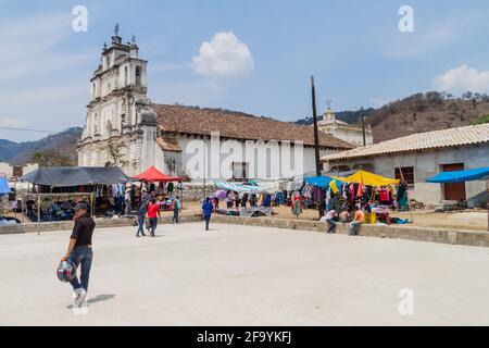 SAN MANUEL DE COLOHETE, HONDURAS - 15. APRIL 2016: Einheimische Ureinwohner auf einem Markt. Zweimal im Monat gibt es in diesem Dorf einen großen Markt. Stockfoto