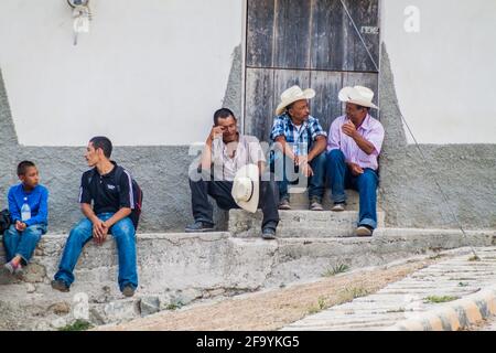 SAN MANUEL DE COLOHETE, HONDURAS - 15. APRIL 2016: Einheimische Ureinwohner auf der Straße. Stockfoto