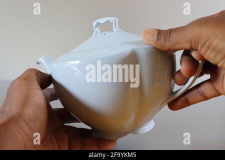 Diese weiche Teekannen kommt mit "Graydown" sehr alten Markennamen für keramische Produkte in England in der Vergangenheit, dieses Tee-Set in Sri Lanka im Jahr 1953 gekauft. Stockfoto