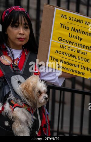London, Großbritannien. April 2021. Protest vor der Downing Street, London, gegen das Regime in Myanmar. Kredit: Ian Davidson/Alamy Live Nachrichten Stockfoto