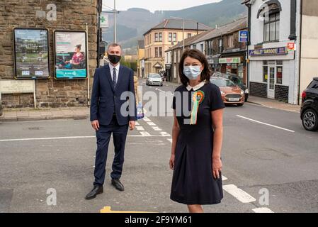 Rhondda Wales, Großbritannien. 21. April 2021.Plaid Cymru's Leanne Wood AM ist in der Rhondda und prompt für die Senedd-Wahlen vor der Abstimmung am 6. Mai 2021. Hier ist sie mit Plaid Cymrus Anführer, Adam Price, abgebildet. Kredit: Andrew Dowling/Alamy Live Nachrichten Stockfoto