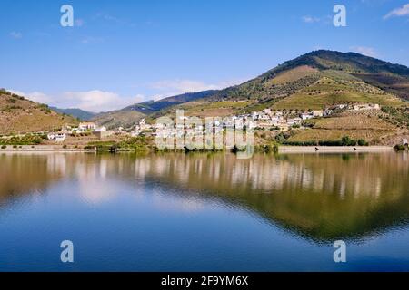 Das kleine Dorf Covelinhas, am anderen Ufer des Douro Flusses. Ein UNESCO-Weltkulturerbe, Portugal Stockfoto