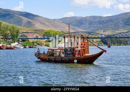 Ein Douro-Flussschiff, das das Dorf Pinhao entlang fährt. Ein UNESCO-Weltkulturerbe, Portugal