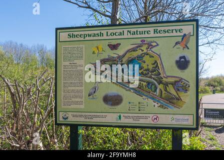 Sheepwash Local Nature Reserve in Sandwell, West Midlands, Großbritannien, wurde 1981 aus zurückgewonnenen Industriebrachflächen geschaffen, durch die der Fluss Tame fließt. Stockfoto