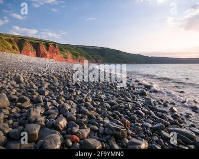 Der Strand und die Klippen von Peppercombe an der Küste von North Devon, England. Stockfoto