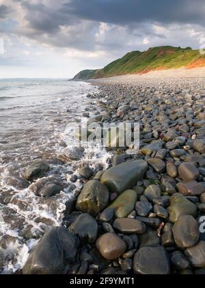 Der Strand und das Babbacombe Cliff bei Peppercombe an der Küste von North Devon, England. Stockfoto