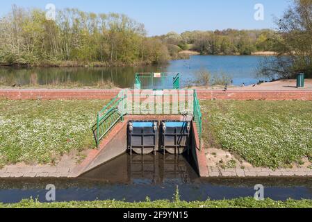 Sheepwash Local Nature Reserve in Sandwell, West Midlands, Großbritannien, wurde 1981 aus zurückgewonnenen Industriebrachflächen geschaffen, durch die der Fluss Tame fließt. Stockfoto