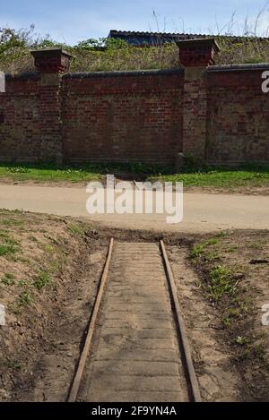 Military Narrow Gauge Railway, jetzt bedeckt von Fußweg und einer Mauer, New Walk, neben dem Fluss Ouse, York, North Yorkshire Stockfoto