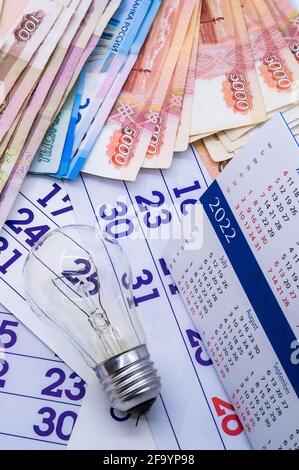 Planungsaktivitäten für das Jahr 2022. Geldsituation. Rubel und Kalender für 2022. Bezahlung für Strom. Stockfoto