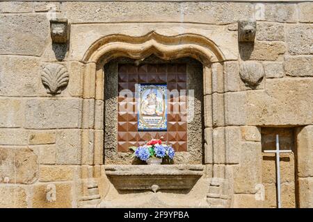 Ein religiöses Denkmal im Dorf Escarigo zum Jakobsweg (Camino de Compostela), der durch dieses Dorf führt. Douro Internacional Stockfoto