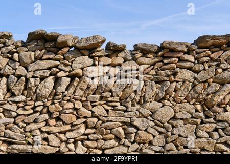 Stein, Mauern aus Stein, Häuser aus Stein, überall Stein. Escalhao, Figueira de Castelo Rodrigo, eine der abgelegensten und abgelegensten Regionen in Portug Stockfoto