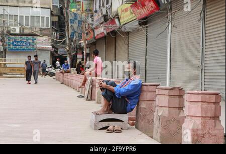 Neu-Delhi, Indien. April 2021. Geschlossene Geschäfte und ein verlassener Blick auf den chandni chowk-Markt während der einwöchigen Sperre, die von der Regierung von Delhi verhängt wurde, um die Spitze der Coronavirus-Fälle (Covid-19) einzudämmen. (Foto von Ganesh Chandra/SOPA Images/Sipa USA) Quelle: SIPA USA/Alamy Live News Stockfoto